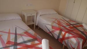 A bed or beds in a room at Precioso atico cerca de denia. wifi gratis.