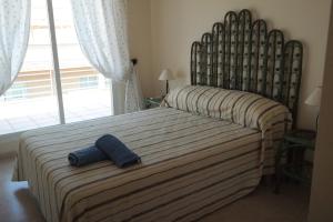 A bed or beds in a room at Precioso atico cerca de denia. wifi gratis.