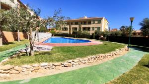 - une piscine dans la cour d'une maison dans l'établissement Acogedor Apartamento Cerca del Mar MSJ75, à L'Ametlla de Mar