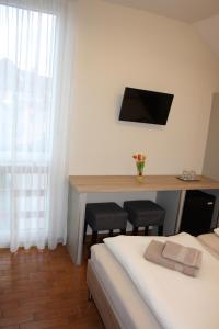 A television and/or entertainment centre at Polus Pension