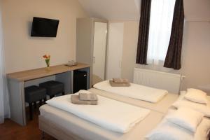 A bed or beds in a room at Polus Pension
