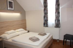 A bed or beds in a room at Polus Pension