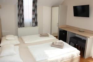 A bed or beds in a room at Polus Pension