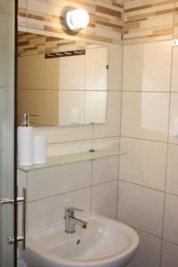 A bathroom at Polus Pension