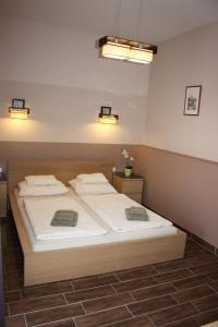 A bed or beds in a room at Polus Pension