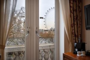 Uma varanda ou terraço em The Royal Horseguards Hotel, London