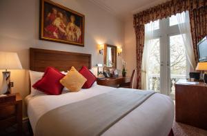 Cama ou camas em um quarto em The Royal Horseguards Hotel, London