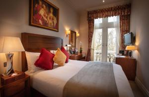 Cama ou camas em um quarto em The Royal Horseguards Hotel, London