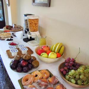 帕爾斯的住宿－堪巴賽里斯旅舍，装满一碗水果和蔬菜的柜台