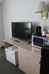 A television and/or entertainment centre at Arbour Ridge Inn & Suites