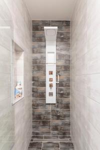 A bathroom at Modern 2 bedroom apartment with free airport transfer Még 37 kép