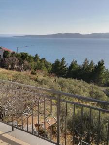 a view of the ocean from a balcony at Apartman Leo in Brela