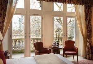 Uma área de estar em The Royal Horseguards Hotel, London
