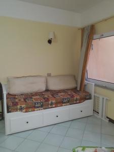 Postel nebo postele na pokoji v ubytování Appartamento panoramico Calarossa Sardegna