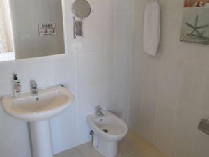 Koupelna v ubytování DUPLEX C7 con PISCINA PRIVADA