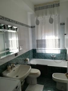 a bathroom with a sink and a toilet and a bath tub at Appartamento Bellavista in Moneglia