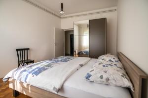 1 dormitorio con 1 cama grande y espejo en Apartment Nono, en Krnica