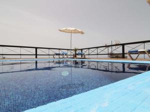 Bazén v ubytovaní CERCADO DEL MEDIO, CHALET con PISCINA PRIVADA alebo v jeho blízkosti