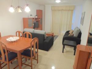 sala de estar con sofá, mesa y sillas en AUREA, estancia EN SANTA CRUZ, SUPER CENTRICO! en Santa Cruz de Tenerife