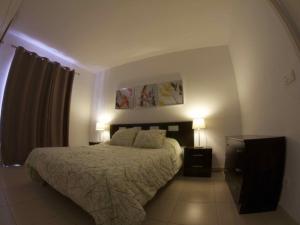 sypialnia z łóżkiem, komodą i 2 lampami w obiekcie CHALET 84 con PISCINA PRIVADA w mieście Callao Salvaje