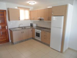 Kuchyňa alebo kuchynka v ubytovaní DUPLEX C7 con PISCINA PRIVADA