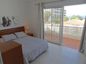 Postel nebo postele na pokoji v ubytování DUPLEX C7 con PISCINA PRIVADA