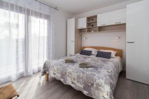 Säng eller sängar i ett rum på Apartmani Polonijo Nada