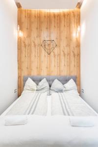 Кровать или кровати в номере Modern 2 bedroom apartment with free airport transfer