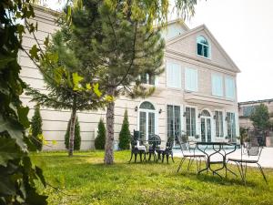 Κήπος έξω από το Hotel Devi