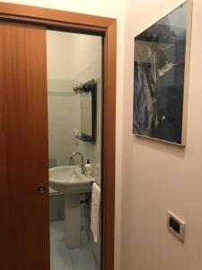 een badkamer met een wastafel en een spiegel bij Casavacanze estate 1 in San Benedetto del Tronto