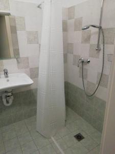 A bathroom at El Doorado