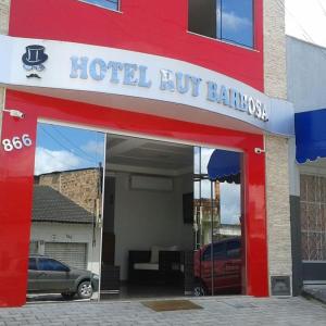 a hotel buy barnois with a car in the window at Hotel Ruy Barbosa in Eunápolis