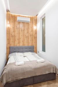 Een bed of bedden in een kamer bij Modern 2 bedroom apartment with free airport transfer