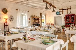 En restaurant eller et spisested på Masseria Cervarolo