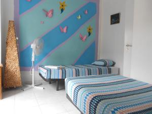 リスボンにあるクレセント ルームズのベッドルーム1室(蝶が壁に描かれたベッド1台付)