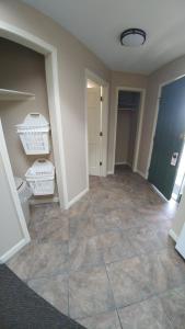 um corredor vazio com piso em azulejo e um quarto com WC em Snug Harbor Inn em Sturgeon Bay