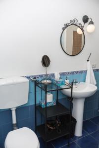 a bathroom with a sink and a mirror at Primo Piano in Moneglia
