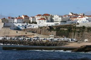 Photo de la galerie de l'établissement Prime Oceanfront Apartment 2, à Ericeira