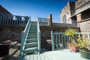 eine Treppe, die zu einem Gebäude mit einem blauen Geländer führt in der Unterkunft Victoria House Room Only Accommodation in Caernarfon