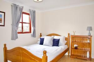 Una cama o camas en una habitación de Comfortable Inverleith Home