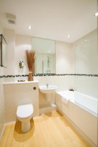 Bathroom sa 2 bed 2 bath at Pelican Hse in Newbury - FREE secure, allocated parking