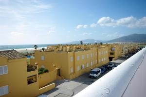 - une vue depuis le balcon d'une rangée de bâtiments jaunes dans l'établissement Livingtarifa Casa Del Mar, à Tarifa