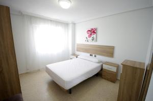 - une petite chambre avec un lit et une fenêtre dans l'établissement Livingtarifa Casa Del Mar, à Tarifa