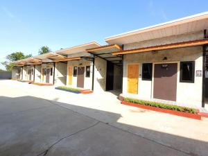 una fila di edifici in un parcheggio di ดาธชา ลอฟท์วิว a Seka