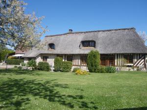 a large stone house with a thatched roof at LA GRIOTTE 2 & Spa&Piscine in Pennedepie