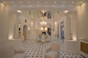 
A seating area at WHITE HOUSE CANNES - Luxury Villa Rental
