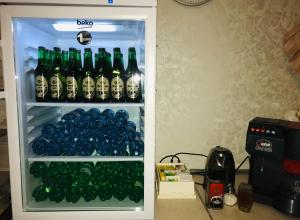 una nevera llena de botellas de cerveza en Rooms Kenedy, en Međugorje