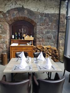 - une salle à manger avec une table et des chaises dans l'établissement Oberwaldhaus, à Darmstadt