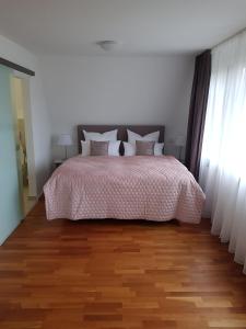 1 dormitorio con 1 cama y suelo de madera en Oberwaldhaus, en Darmstadt