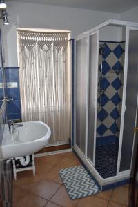 A bathroom at Tramuntana 37, 1°